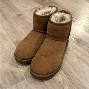 UGG Women’s Chestnut Mini Boot